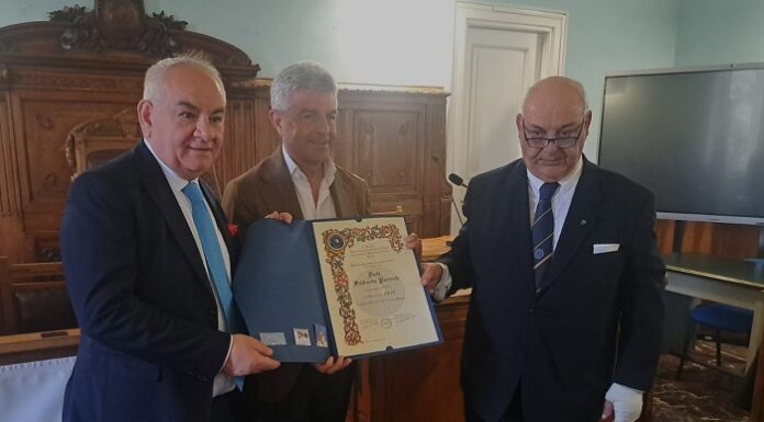 Filiberto Parente riceve pergamena d’iscrizione dell’Unione Nazionale Cavalieri d’Italia